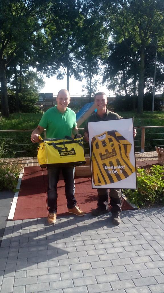 Nieuwe sponsor voor #DOS3. De <a href="/DeHoutburchtKam/">De Houtburcht </a> zag wel wat in onze selectie, 18 tassen kado. #bedankt #samenbeter