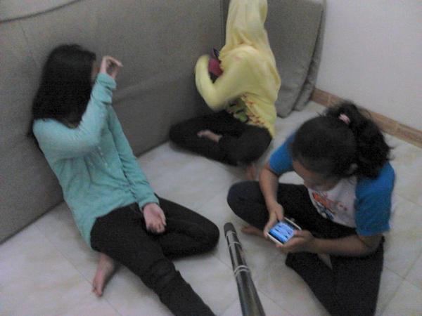 FaKuSaSaVi's tweet photo. Ini waktu mereka lagi pingin soundcloud:) http://t.co/Ik7YjhNKgT