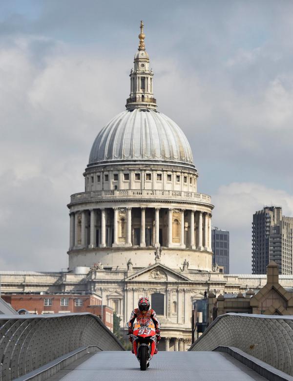 teledeporte's tweet photo. El Millenium Bridge de Londres se rinde a los pies de Marc Márquez http://t.co/FoozHJpzCH ¡Vaya imágenes! #MotoGP http://t.co/9XIEEW7s1J