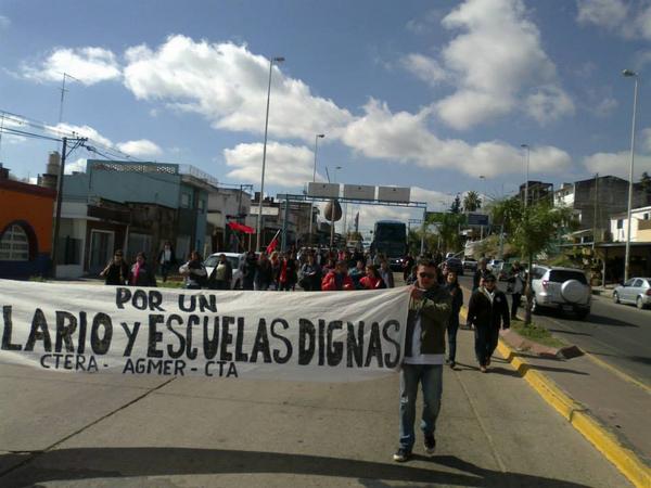 AgmerParana's tweet photo. Jornadas nacionales 36hs CTA: GRAN CANTIDAD de DOCENTES MOVILIZADOS en el DPTO PARANÁ. @AgmerParana http://t.co/g5e9m61C84