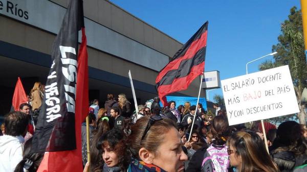 AgmerParana's tweet photo. Jornadas nacionales 36hs CTA: GRAN CANTIDAD de DOCENTES MOVILIZADOS en el DPTO PARANÁ. @AgmerParana http://t.co/dwiaO9neT9
