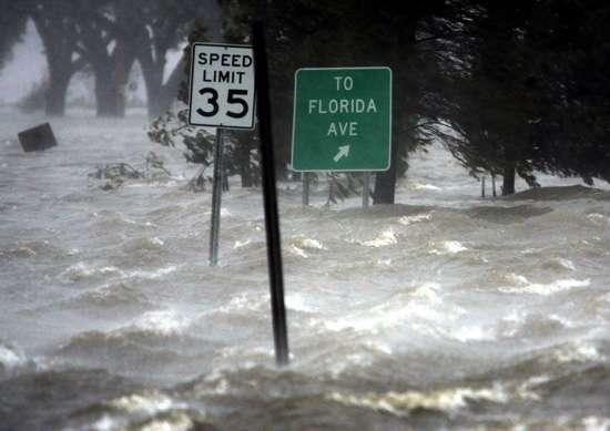 LiveHistoryNow's tweet photo. 2005: Hurricane Katrina ravages the US Gulf Coast, killing an estimated 1,836 people &amp; causing $108 billion in damage http://t.co/hAVhqAh7Bx
