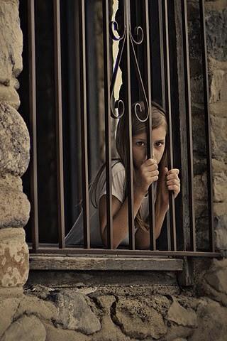 اخطَأت الإختيار وهَا انا ابدأ اول مراحل العقاب ، لا بأس ان كان نهايتهُ نسيانٌ مُؤبد  ..
'