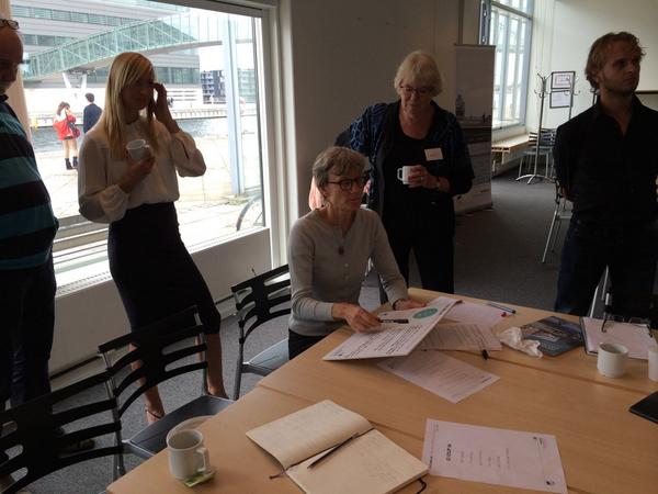 nielshoe's tweet image. Pitching our ideas to @sykkelioslo on how they can become a cycling city. @SharingCPH #Futurelab #3ideas
