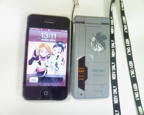 劇中に登場するエヴァケータイ持ってたわー。iPhoneと同時に買った人生