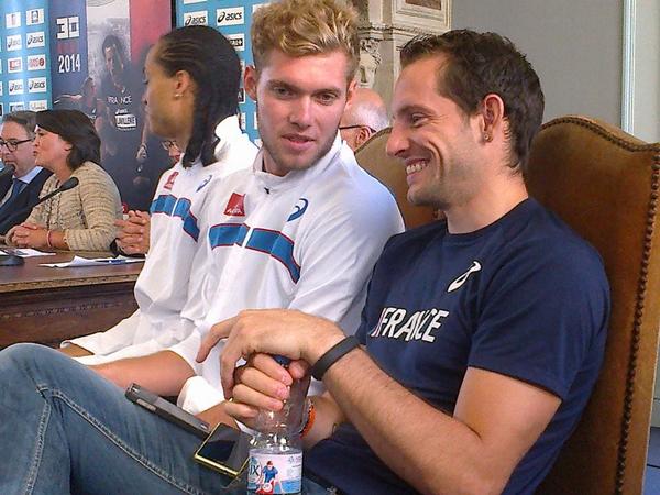 angersinfo's tweet photo. Impossible d'être plus proche ! @airlavillenie et @mayer_decathlon #Angers #Decanation2014 http://t.co/VB4o8TEvNN