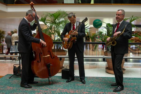 InfoJazztrio's tweet photo. Spelen bij Shell International BV te Den Haag op 23 augustus jl. http://t.co/oH0cr2BP87