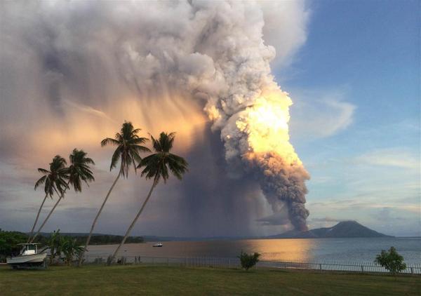 MiguelMorenatti's tweet photo. Preciosa foto del volcán de Papua Nueva Guinea que entró en erupción ayer.
Foto: Oliver Bluett/AFP http://t.co/yrSK3TOM2K