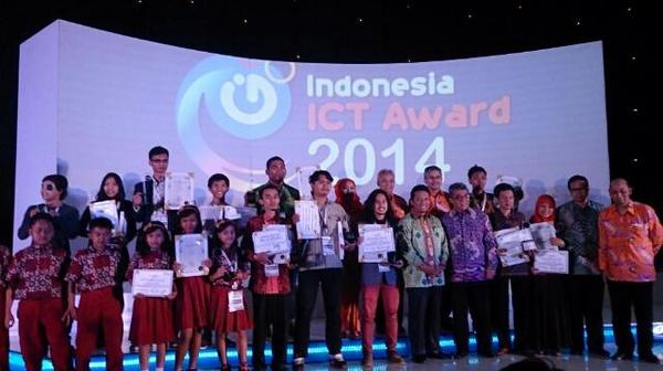 Para pemenang INAICTA 2014 berfoto bersama Menkominfo <a href="/tifsembiring/">Tifatul Sembiring</a>