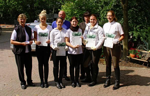 Die Reitlehrerinnen der SamS haben ihr Longierprüfung (5-2) auf unserem Reitplatz abgelegt.
Yay!