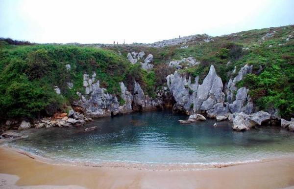 _Paisajes_'s tweet photo. La playa de Gulpiyuri en Asturias, España. http://t.co/GtKepXVb74