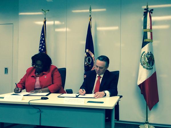 EmbamexEUA's tweet photo. Our commitment to the protection of #LaborRights and to end workplace discrimination shall remain strong - #EmbEMM http://t.co/N2TqwxIM4v