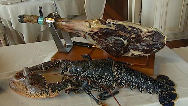 A3Noticias's tweet photo. Capturado un bogavante de cinco kilos y un metro de longitud en Cantabria [VÍDEO] http://t.co/ax158uknFY http://t.co/JnObDPjwJT