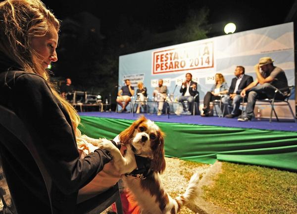 giovannigostoli's tweet image. Una fotografia che piacerà molto a @matteograndi dall'organizzazione di #festaUpesaro #LaMiaFestaU. Thanks a L.Toni