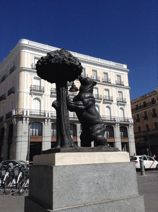 In Madrid to check out this statue erected of me eating a tree. I'm mirin my own aesthetics. #osoymadroño