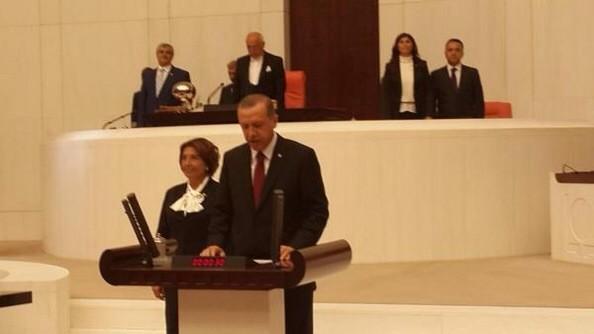 Huzurlu63's tweet photo. Yemin töreni...Bu anı bize ve milletimize yaşatan Rabbimiz'e hamdolsun. http://t.co/6hRg5sSiHC