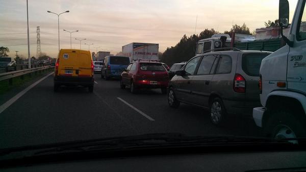 celupardo's tweet photo. Trabado en el camino drlbuen aire escuchando el dosmiloso!! http://t.co/p8FwAmvIs5