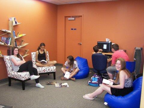 LibrElginCounty's tweet photo. #PortStanley Branch brings together teens to "chill", talk books, read & explore technology. #TheFutureofLibraries http://t.co/TGhZAVwLIL
