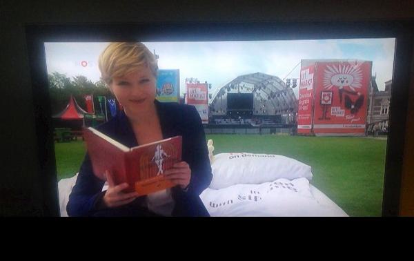 Hebben jullie het gezien?! Cat en Puck in het #nosjournaal! Zondag staan we op de #uitmarkt, komen jullie In Bed? #MH