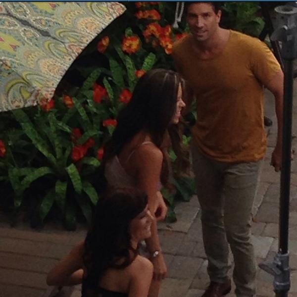 LatinIconos's tweet photo. Grabando #VillaParaiso están @DavidChocarro  y @ximenaduque http://t.co/yeLei9RUDl