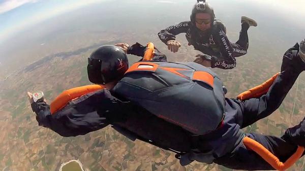 an_blogs's tweet photo. #skydiving in #freefall on #AFF  
Learn to #skydive on #AFF_course with http://t.co/gZhrokG4zt  http://t.co/FMwC7WJqA6 #photography