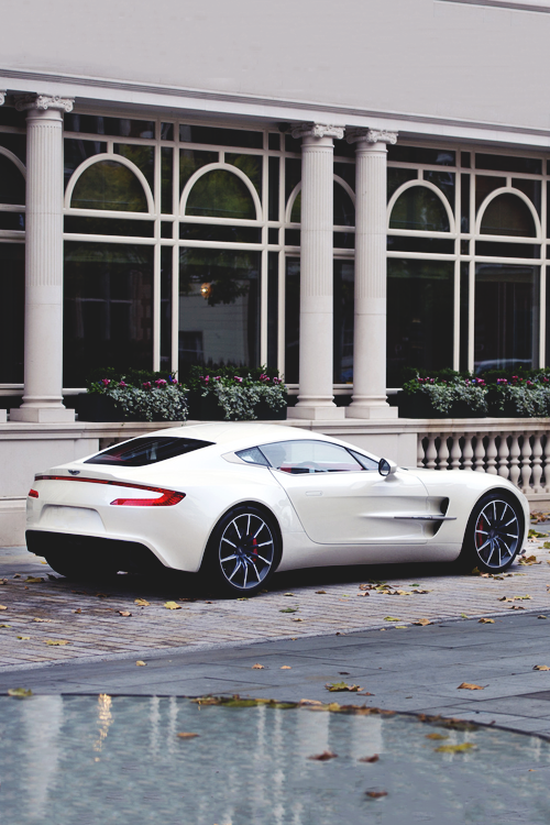 KusjeMichellax's tweet photo. “@LUXURYPlCTURES: Snow white Aston. http://t.co/fVAhepolRG”