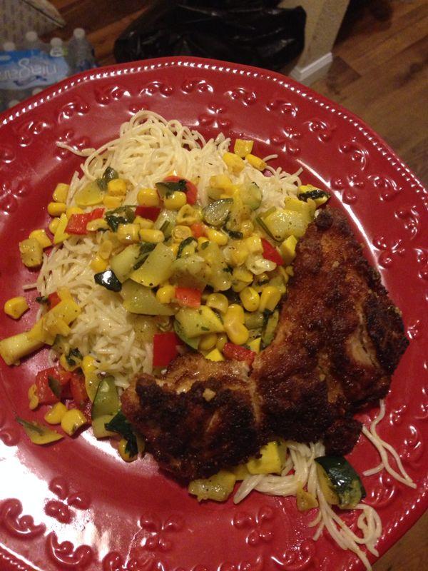 BellaMonstre's tweet photo. #Dinner #HerPlate w/ a glass of pineapple sangria http://t.co/yuQkQCBfbt