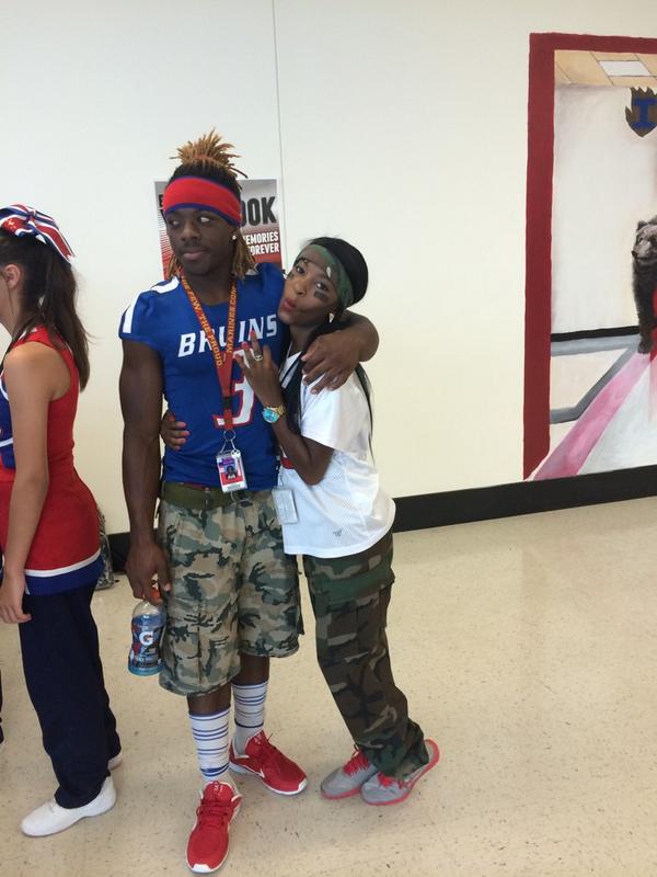 taylerashanti's tweet image. Been rocking with him since freshman year. #1 supporter all the way. #jumpingjock #superclose ❤️💙🐻 @ChasingDreams3_