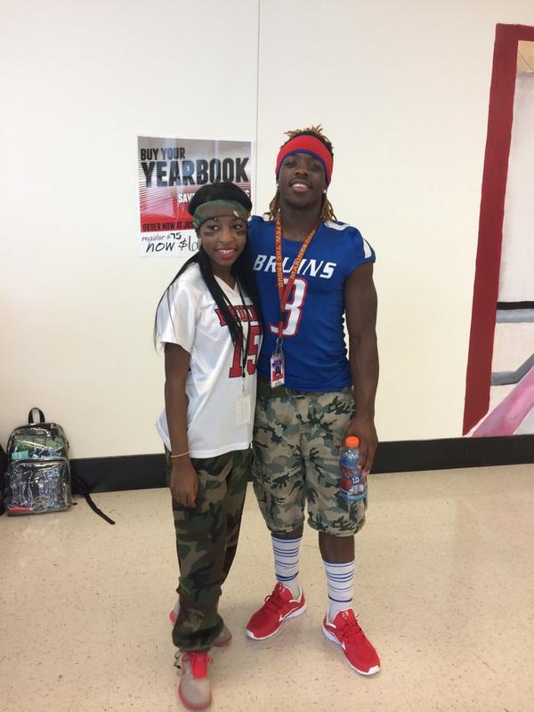 taylerashanti's tweet image. Been rocking with him since freshman year. #1 supporter all the way. #jumpingjock #superclose ❤️💙🐻 @ChasingDreams3_