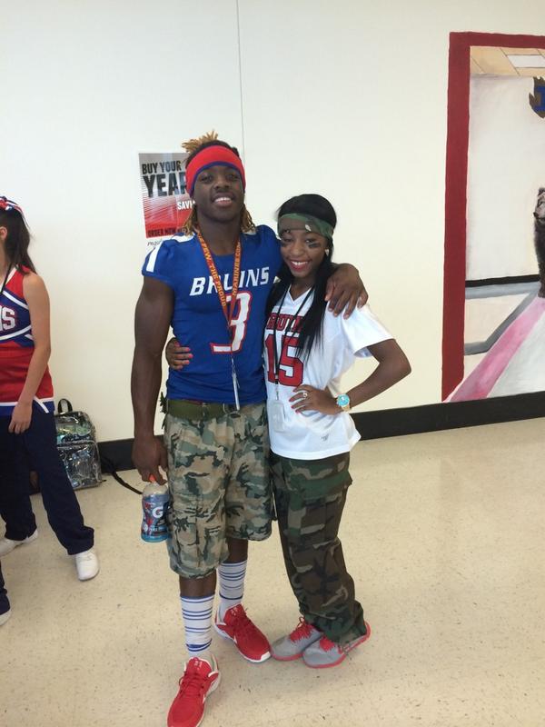 taylerashanti's tweet image. Been rocking with him since freshman year. #1 supporter all the way. #jumpingjock #superclose ❤️💙🐻 @ChasingDreams3_