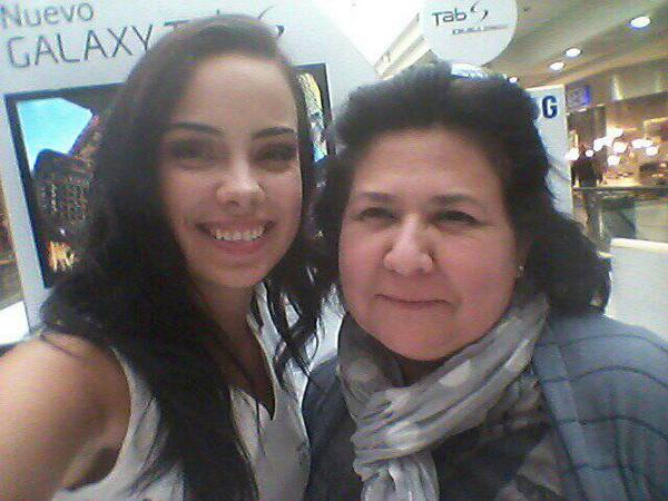 cristinacoach's tweet photo. Probando en nuevo super amoled de samsung #CafeTabS http://t.co/XWwzwlAtfT