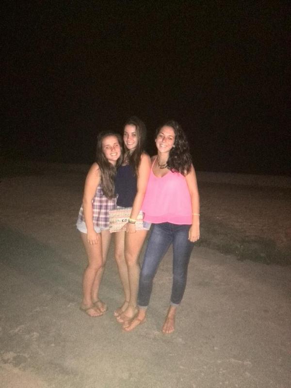 LauraMoreno__30's tweet photo. No sabéis lo mucho que os voy a echar de menos ! Os quiero muchísimo tontitas ♥ http://t.co/pgqLKA63R4