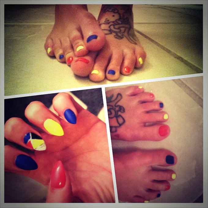 Got my fingers n toes done:) http://t.co/u7zLZoXe4z