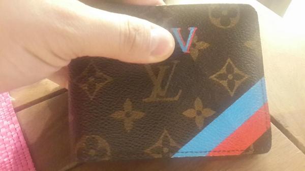 vuittonricky's tweet image. En la tienda de pieles de la familia, personalizamos las carteras con tus iniciales #MonMonogram #TotalmenteVuitton