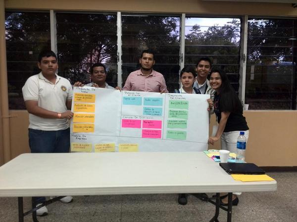 CemprendeUJMD's tweet photo. Grupos con sus canvas finalizadas http://t.co/sMFR3BSbY2