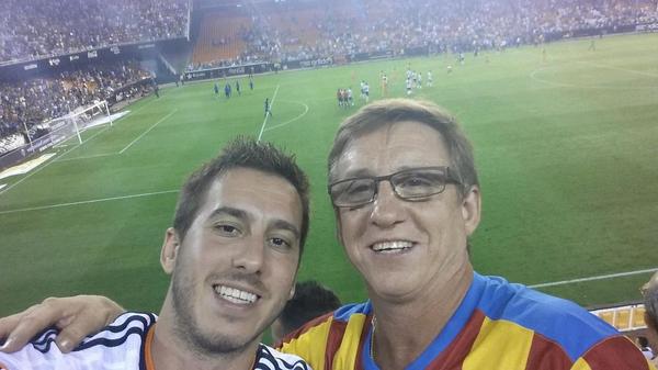 rafeta64's tweet photo. 3 puntitos más y dormimos lideres jajaja,vaya ambientazo en el Santuari d Mestalla y eso q es la 2a jornada
AMUNT!!! http://t.co/FPObYlPqI6
