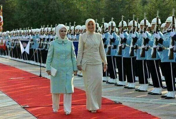 MehmetEkinci63's tweet photo. Başörtüsü yüzünden oğlunun yemin töreninden kovulan anneler vardı. Şimdi ise; http://t.co/F0oXNioXto"