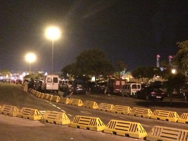 AVPCCeuta's tweet photo. La zona de embarque del puerto de Ceuta esta asumiendo la llegada de vehículos #OPE2014 @AVPCCeuta @guardiacivil http://t.co/REDAlZN9cz