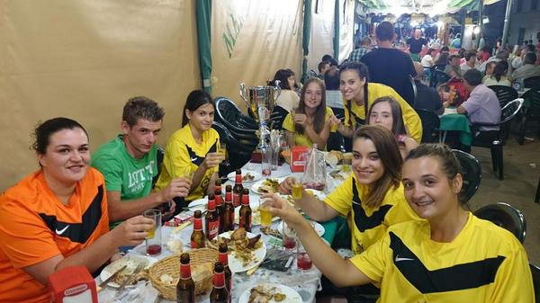Maquinillas_FS's tweet photo. Por otro año más !!!  Chin Chin!!! http://t.co/s5GrhDRDaf