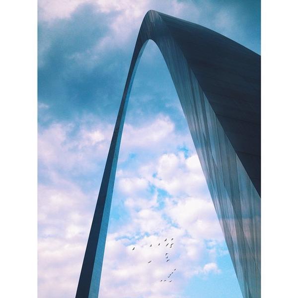 PurlHaggard's tweet image. Flying under the Arch. #cloudvibes #vscocam ift.tt/1zU2Ci7