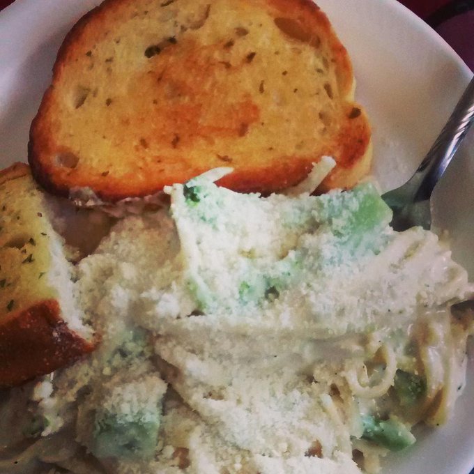 Dinner:Chicken Alfredo w broccoli w romero parmesan sprinkled on top &amp; Texas garlic toast. http://t.<a href="/tag/wingstop"class="tags"><span>#wingstop</span></a>