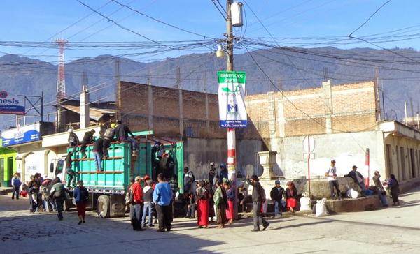 donKbrera's tweet photo. En el altiplano noroccidental, Guatemala, los campesinos aún viajan a la Costa a trabajar en camiones @NebajElQuiche http://t.co/97Qw4HRFKO