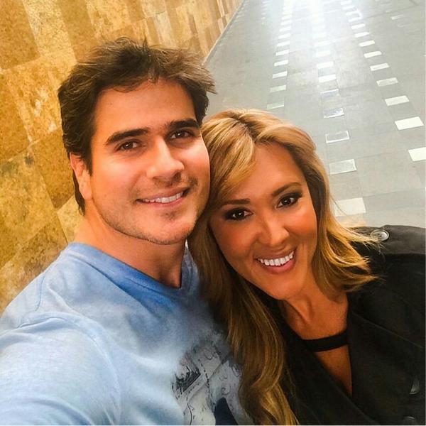 DanArenasMexico's tweet photo. RT @tanyacharry: Mi adorado @danarenas #happyfriday #mex #friends #buenacharla http://t.co/VpBQ15nUB7 ||| http://t.co/jkbmNAHd86