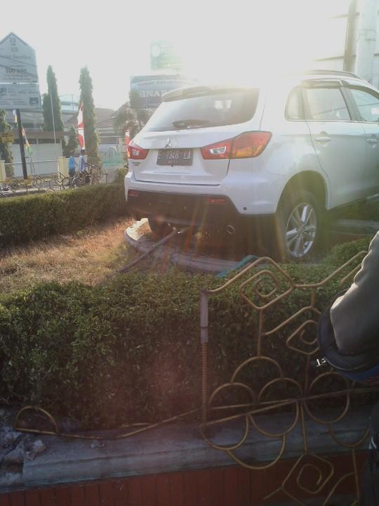 TMCPoldaMetro's tweet photo. 08.59 kecelakaan tunggal  mobil di  kedawung  Cirebon ,penanganan Polri http://t.co/0BmSzqi9oZ @Fahmi_oming