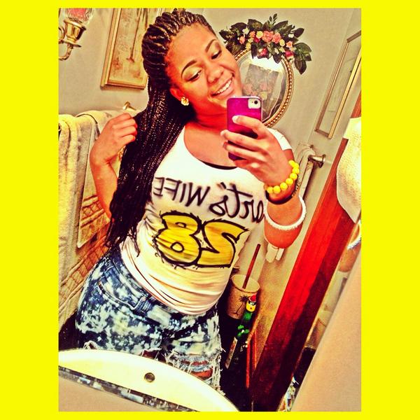 Yo_shisPRETTY_'s tweet photo. Supported baby tonight 🏈💛🎱 yeah that's bae 😍💁 #Trojanpride #28 #forevermylove #iloveyou #goodgamebaby 😘 @kingjm8ney 💯 http://t.co/2pl5nROgVZ
