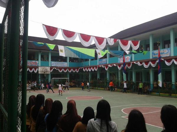 SMKN2BPN's tweet photo. Suasana final class meeting basket putri di kelilingi supporter masing" tim http://t.co/F2sTHs3Xfi