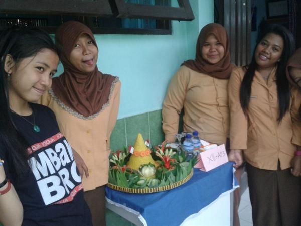 SMKN2BPN's tweet photo. Potret salah satu kelas yg menyiapkan tumpengnya untuk dilombakan. http://t.co/vng0rXpIvK