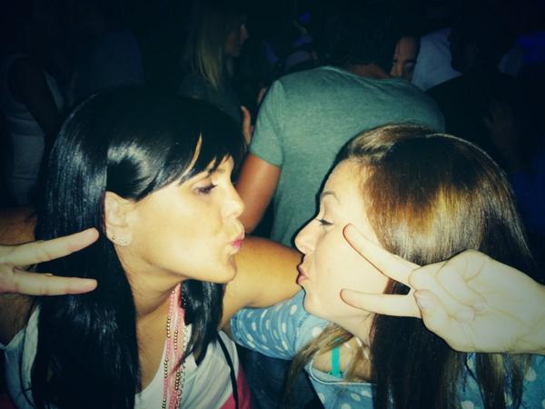 riescocalvo's tweet photo. Las reinas de la noche @Angelesgonla y @ValenciaAran en Granada?!!!! http://t.co/0q6EptAfRM