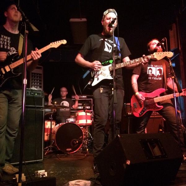 heygregr's tweet photo. Impromptu pop punk show @ElCorazonSEA. Go #dadchest, go! (@Vonwhistler) http://t.co/2ckFxAanH4