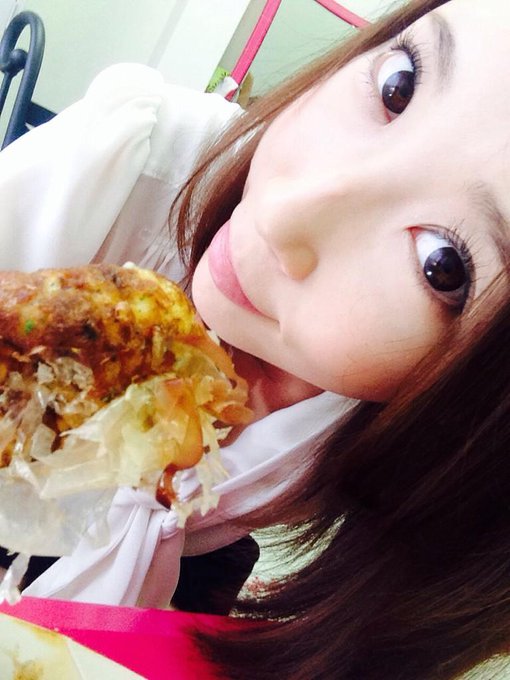 大阪着いて撮影会ちゅ( &acute;艸｀)  いつものたこ焼き♡ 美味しくて幸せ♡  あやらーさまありがとう♡ http://t.co/u324BueRjy
